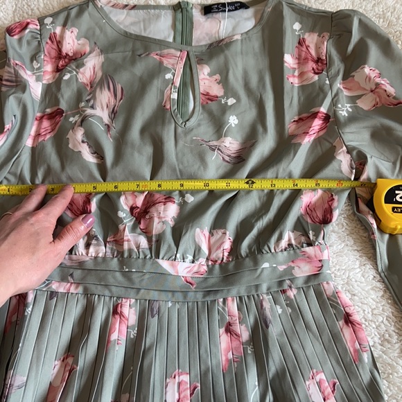 SHEIN Simplee NWT Keyhole Neckline Floral Pleated - Picture 8 of 10